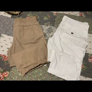 2 pairs women’s capris